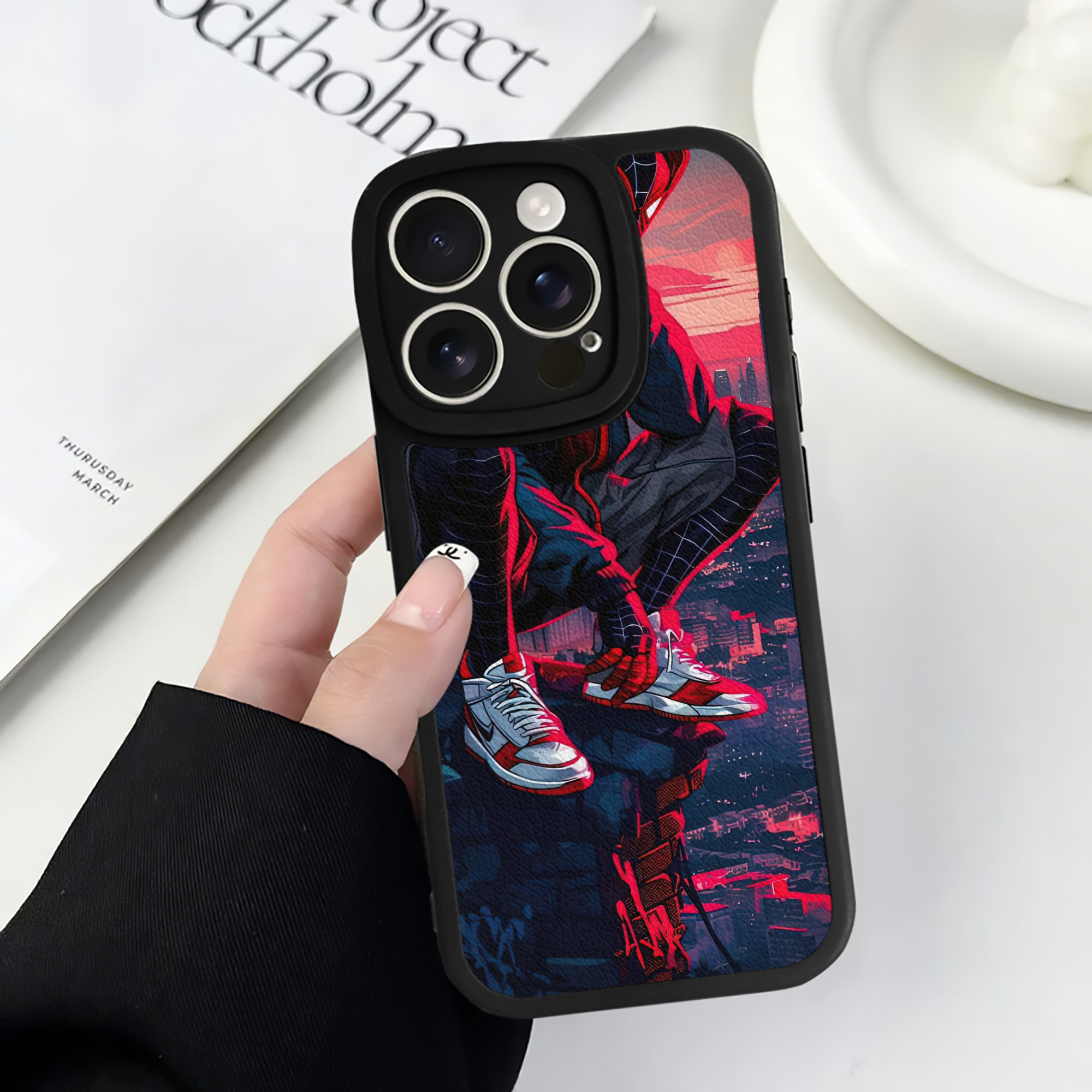 Spider Man スパイダーマン 【iPhone 16シリーズ対応】シリコンスマホケース（レザー調） 材質：シリコン